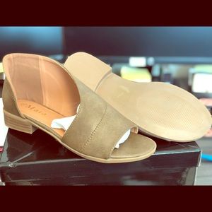 BNIB Mata open toe sandals!